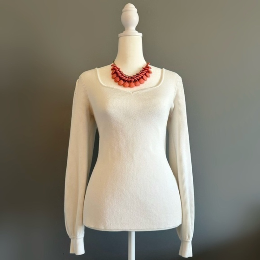 EUC Carmen Marc Valvo White Sweetheart Neckline Fitted Sweater Size L